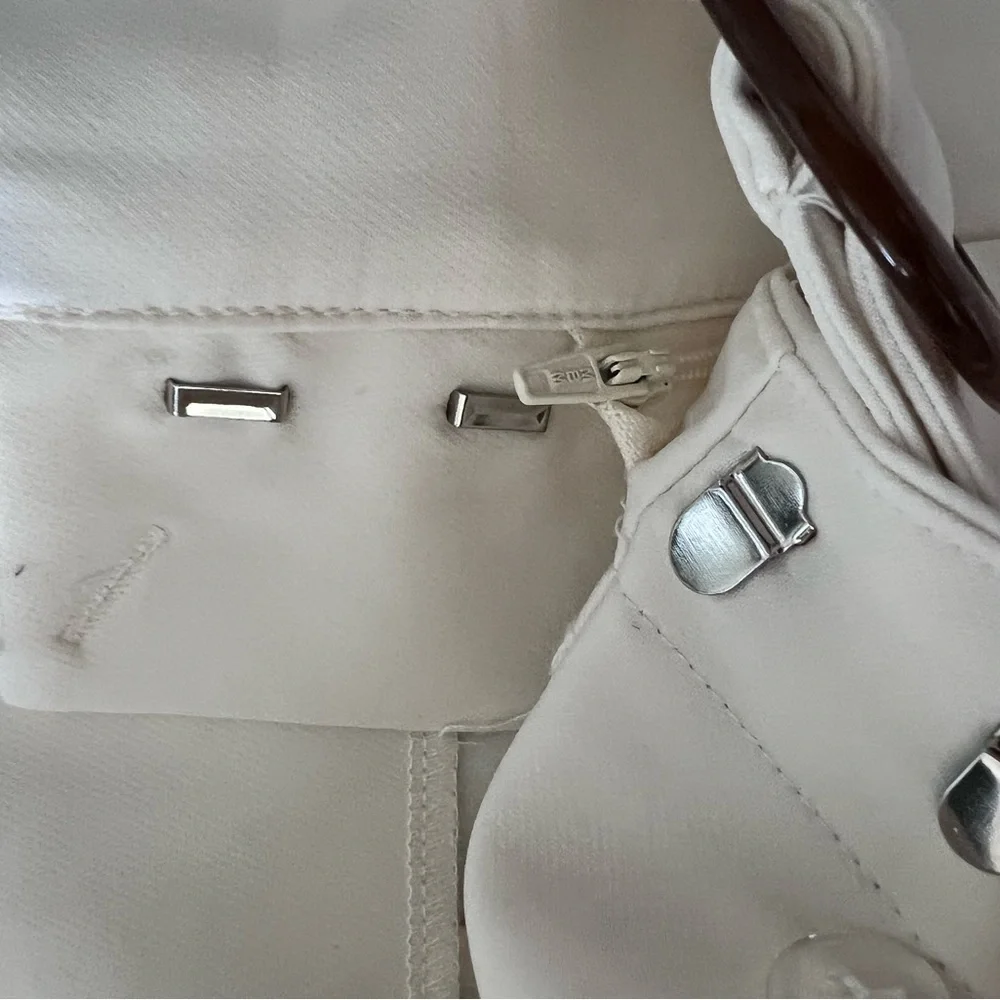 Elegant White Women's Shorts with Belt - Picture 8 of 12